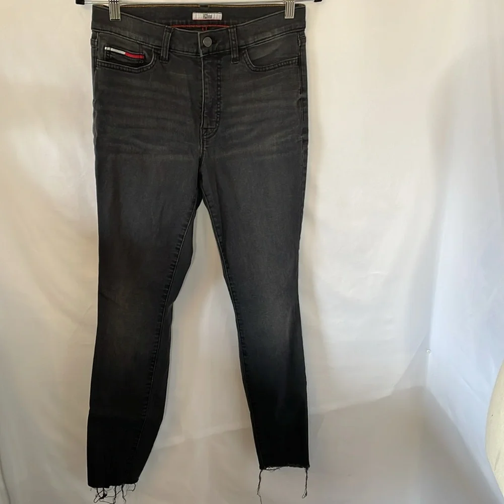 Tommy Hilfiger black stretchy jeans size 8‎ curve legging frayed bottom
